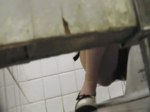 女子トイレを覗く公衆便所ピーピングの魔の手！！女子便所 盗撮画像60枚