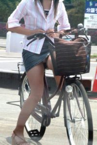 街撮り盗撮された自転車パンチラ画像