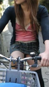 ミニスカで自転車に乗る女のパンチラが確信犯ｗｗｗ（画像40枚）